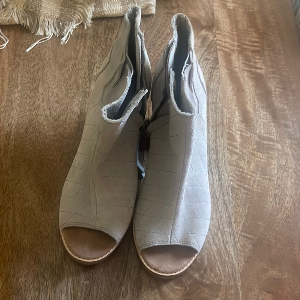 Toms high heels sandal wear a few times